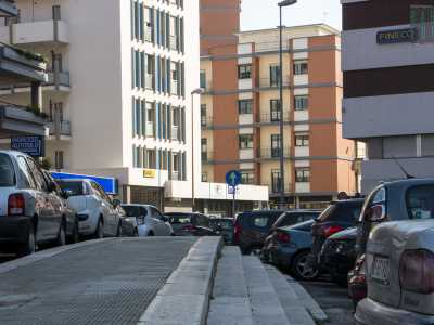 ...fino a terminare in un parcheggio che si trova sotto il livello stradale